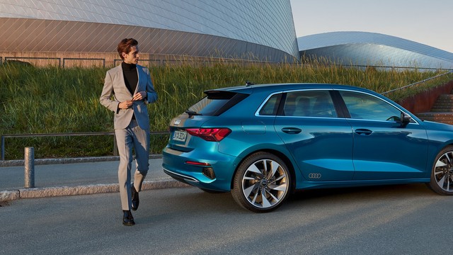 https://www.feser-schwabach.audi/content/dam/iph/generic-assets/models/a3/a3-sportback/my-2023/stage/4096x1280_A3_ed1_2020_0991_2.jpg/_jcr_content/renditions/cq5dam.thumbnail.640.360.iph.hero.png?imwidth=320&imdensity=1